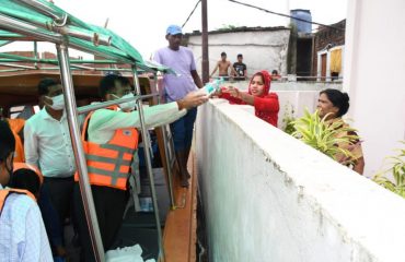 मण्डलायुक्त ने बाढ़ प्रभावित क्षेत्रों में फंसे लोगों को राहत सामाग्री उपलब्ध कराई