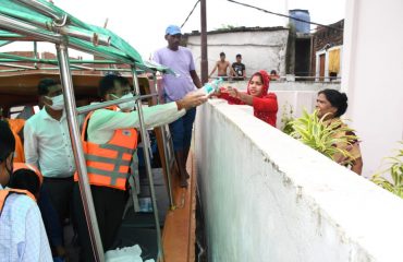मण्डलायुक्त ने बाढ़ प्रभावित क्षेत्रों में फंसे लोगों को राहत सामाग्री उपलब्ध कराई