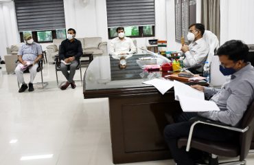 अत्यधिक वर्षा होने के कारण क्षतिग्रस्त सड़कों के मरम्मत कार्यों की समीक्षा बैठक