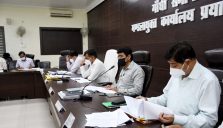 Divisional Commissioner reviewed Progress of Non-tax, Revenue Collection and of Development Works on Priority;?>