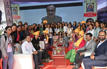 सावित्रीबाई फुले यांच्या जयंती कार्यक्रमात विद्यर्थ्यासमवेत छायाचित्र घेताना