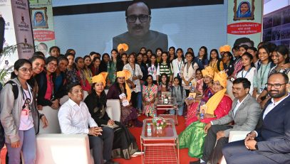 सावित्रीबाई फुले यांच्या जयंती कार्यक्रमात विद्यर्थ्यासमवेत छायाचित्र घेताना