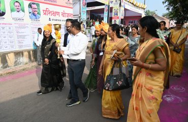 सावित्रीबाई फुले यांच्या जयंती निमित्त कार्यक्रमात सहभागी झालेले अधिकारी