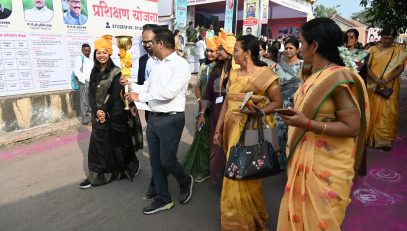 सावित्रीबाई फुले यांच्या जयंती निमित्त कार्यक्रमात सहभागी झालेले अधिकारी