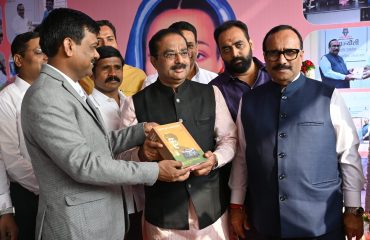 महाज्योती संचालक मा. मंत्री महोदयांना सावित्रीबाई फुले ग्रंथ देताना