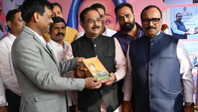 महाज्योती संचालक मा. मंत्री महोदयांना सावित्रीबाई फुले ग्रंथ देताना