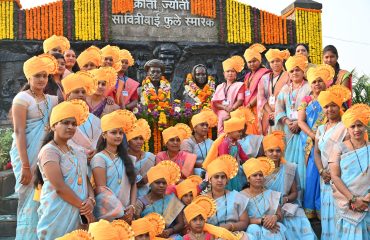 महात्मा ज्योतीबा फुले व सावित्रीबाई फुले यांच्या स्मारकाला मिहिला छायाचित्र घेताना
