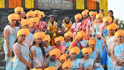 महात्मा ज्योतीबा फुले व सावित्रीबाई फुले यांच्या स्मारकाला मिहिला छायाचित्र घेताना