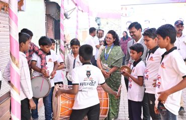 सावित्रीबाई फुले यांच्या जयंती निमित्त विद्यार्थी ढोल ताशा वाजवतांना