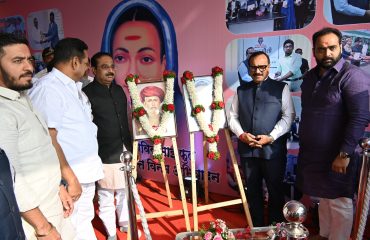 महात्मा ज्योतीबा फुले व सावित्रीबाई फुले यांच्या प्रतिमेला मा. मंत्री महोदय हे हार अप्रण क