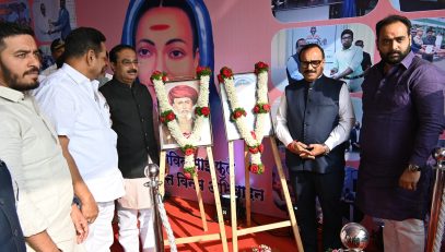 महात्मा ज्योतीबा फुले व सावित्रीबाई फुले यांच्या प्रतिमेला मा. मंत्री महोदय हे हार अप्रण क