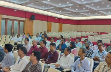 इतर मागास बहुजन कल्याण विभागाने दिनांक 29/09/2025 रोजी “न्यायालयीन प्रकरणे हाताळणे” या विषयावर विभागातील व विभागाच्या अधिपत्याखालील कार्यालयातील अधिकारी व कर्मचारी यांच्यासाठी उच्च न्यायालय मुंबई येथील सरकारी वकीलांचे ऑनलाईन व ऑफलाईन प्रशिक्षणाचे आयोजन केले होते. सदर प्रशिक्षणामध्ये श्रीम. नेहा भीडे, (सरकारी वकील), श्रीम. श्रुती व्यास, (अतिरीक्त सरकारी वकील) व श्री. ओंकार चांदुरकर, (अतिरीक्त सरकारी वकील) यांनी मार्गदर्शन केले. नमुद प्रशिक्षण हे यशस्वीरित्या पार पडले.