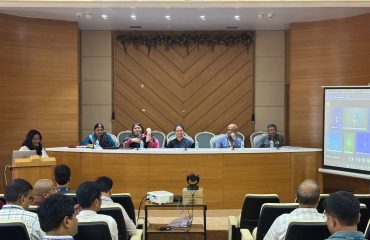 इतर मागास बहुजन कल्याण विभागाने दिनांक 29/09/2025 रोजी “न्यायालयीन प्रकरणे हाताळणे” या विषयावर विभागातील व विभागाच्या अधिपत्याखालील कार्यालयातील अधिकारी व कर्मचारी यांच्यासाठी उच्च न्यायालय मुंबई येथील सरकारी वकीलांचे ऑनलाईन व ऑफलाईन प्रशिक्षणाचे आयोजन केले होते. सदर प्रशिक्षणामध्ये श्रीम. नेहा भीडे, (सरकारी वकील), श्रीम. श्रुती व्यास, (अतिरीक्त सरकारी वकील) व श्री. ओंकार चांदुरकर, (अतिरीक्त सरकारी वकील) यांनी मार्गदर्शन केले. नमुद प्रशिक्षण हे यशस्वीरित्या पार पडले.