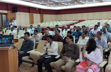 इतर मागास बहुजन कल्याण विभागाने दिनांक 29/09/2025 रोजी “न्यायालयीन प्रकरणे हाताळणे” या विषयावर विभागातील व विभागाच्या अधिपत्याखालील कार्यालयातील अधिकारी व कर्मचारी यांच्यासाठी उच्च न्यायालय मुंबई येथील सरकारी वकीलांचे ऑनलाईन व ऑफलाईन प्रशिक्षणाचे आयोजन केले होते. सदर प्रशिक्षणामध्ये श्रीम. नेहा भीडे, (सरकारी वकील), श्रीम. श्रुती व्यास, (अतिरीक्त सरकारी वकील) व श्री. ओंकार चांदुरकर, (अतिरीक्त सरकारी वकील) यांनी मार्गदर्शन केले. नमुद प्रशिक्षण हे यशस्वीरित्या पार पडले.