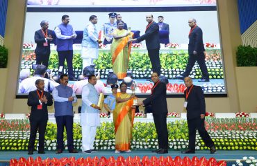 राष्ट्रपति द्वारा भूमि सम्मान पुरस्कार प्रदान किया गया