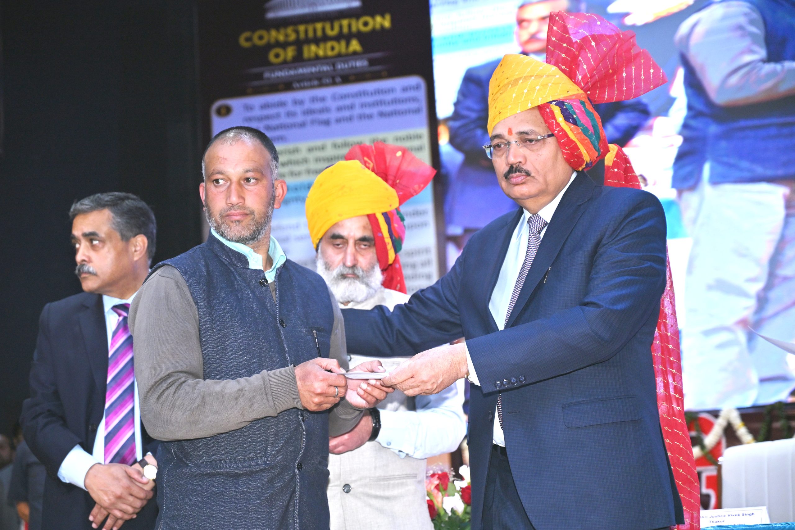 माननीय श्री न्यायमूर्ति सूर्यकांत, भारत के मुख्य न्यायाधीश एवं मुख्य संरक्षक, नालसा जिला मंडी के आपदा पीड़ित को पुनर्वास हेतु मुख्य न्यायाधीश आपदा राहत कोष से ₹50,000 की आर्थिक सहायता का चेक प्रदान करते हुए।