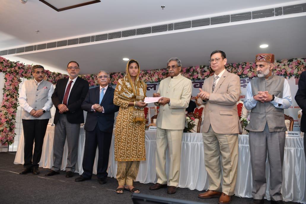 Hon'ble Mr. Justice Vikram Nath, Hon'ble Judge, Supreme Court of India and Executive Chairman, NALSA, handing over a cheque of ₹50,000 to a victim of disaster of Kangra District from the Chief Justice Disaster Relief Fund as financial assistance for rehabilitation