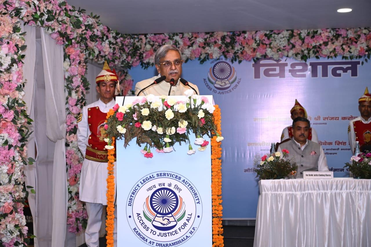 Hon'ble Mr. Justice Vikram Nath, Hon'ble Judge, Supreme Court of India and Executive Chairman, NALSA addressing the participants during the Mega Legal Literacy Camp