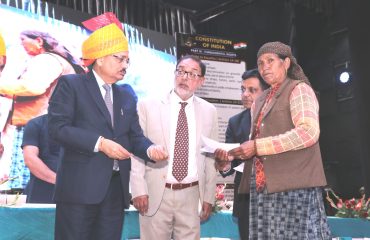 Hon’ble Mr. Justice Surya Kant, Chief Justice of India and Patron-in-Chief of NALSA, handing over a cheque of ₹50,000 to a victim of disaster of Mandi District from the Chief Justice Disaster Relief Fund as financial assistance for rehabilitation.