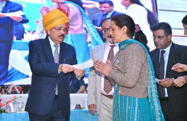 Hon’ble Mr. Justice Surya Kant, Chief Justice of India and Patron-in-Chief of NALSA, handing over a cheque of ₹50,000 to a victim of disaster of Mandi District from the Chief Justice Disaster Relief Fund as financial assistance for rehabilitation.
