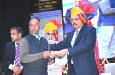 Hon’ble Mr. Justice Surya Kant, Chief Justice of India and Patron-in-Chief of NALSA, handing over a cheque of ₹50,000 to a victim of disaster of Mandi District from the Chief Justice Disaster Relief Fund as financial assistance for rehabilitation.
