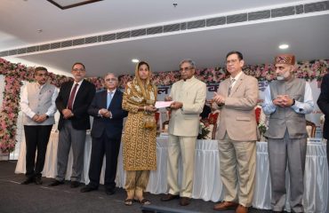Hon'ble Mr. Justice Vikram Nath, Hon'ble Judge, Supreme Court of India and Executive Chairman, NALSA, handing over a cheque of ₹50,000 to a victim of disaster of Kangra District from the Chief Justice Disaster Relief Fund as financial assistance for rehabilitation