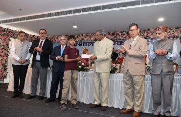 Hon'ble Mr. Justice Vikram Nath, Hon'ble Judge, Supreme Court of India and Executive Chairman, NALSA, handing over a cheque of ₹50,000 to a victim of disaster of Kangra District from the Chief Justice Disaster Relief Fund as financial assistance for rehabilitation