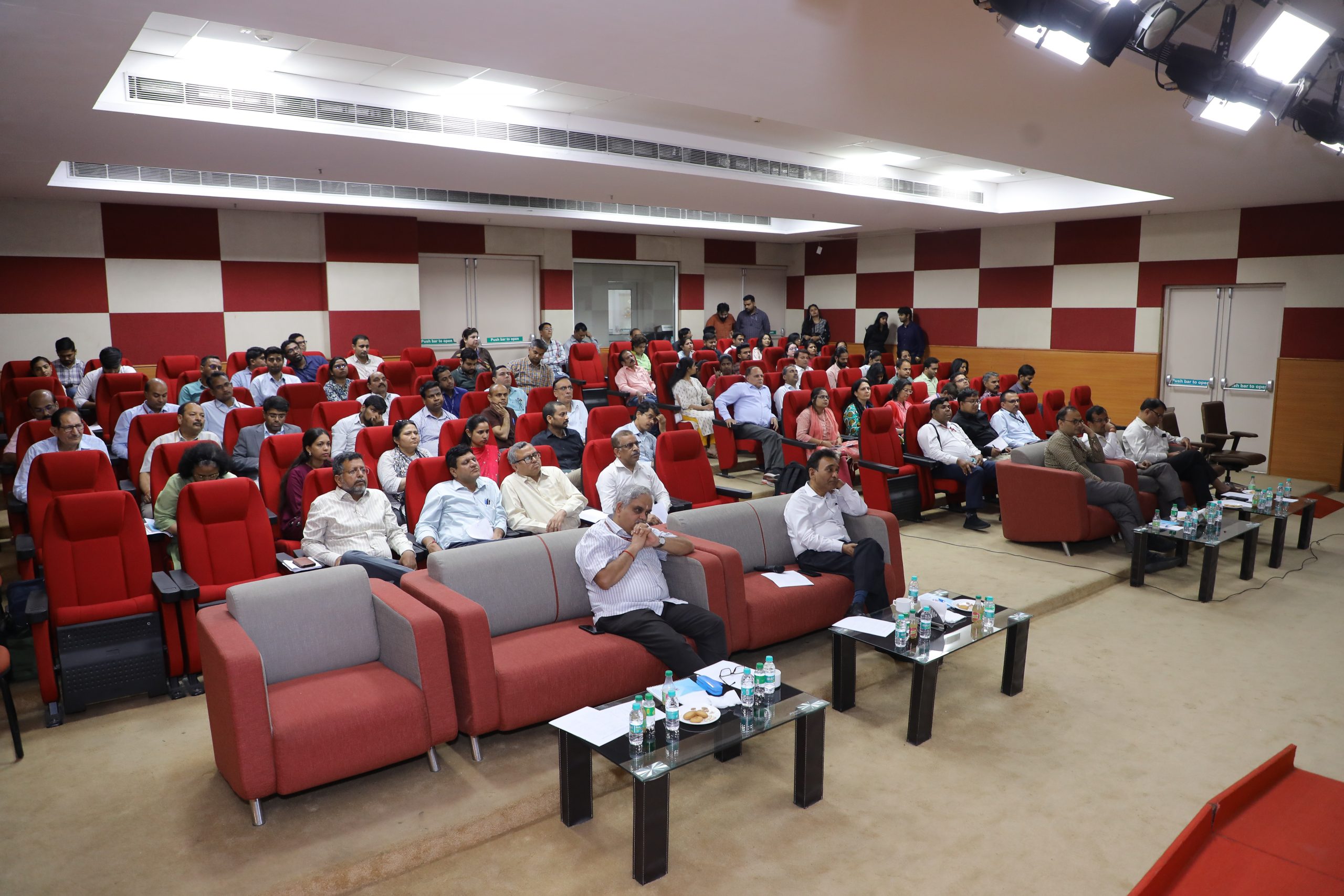 पर्पल टॉक में दर्शकों द्वारा विभिन्न प्रतिभागियों द्वारा प्रस्तुत प्रेजेंटेशन देखा जा रहा है।