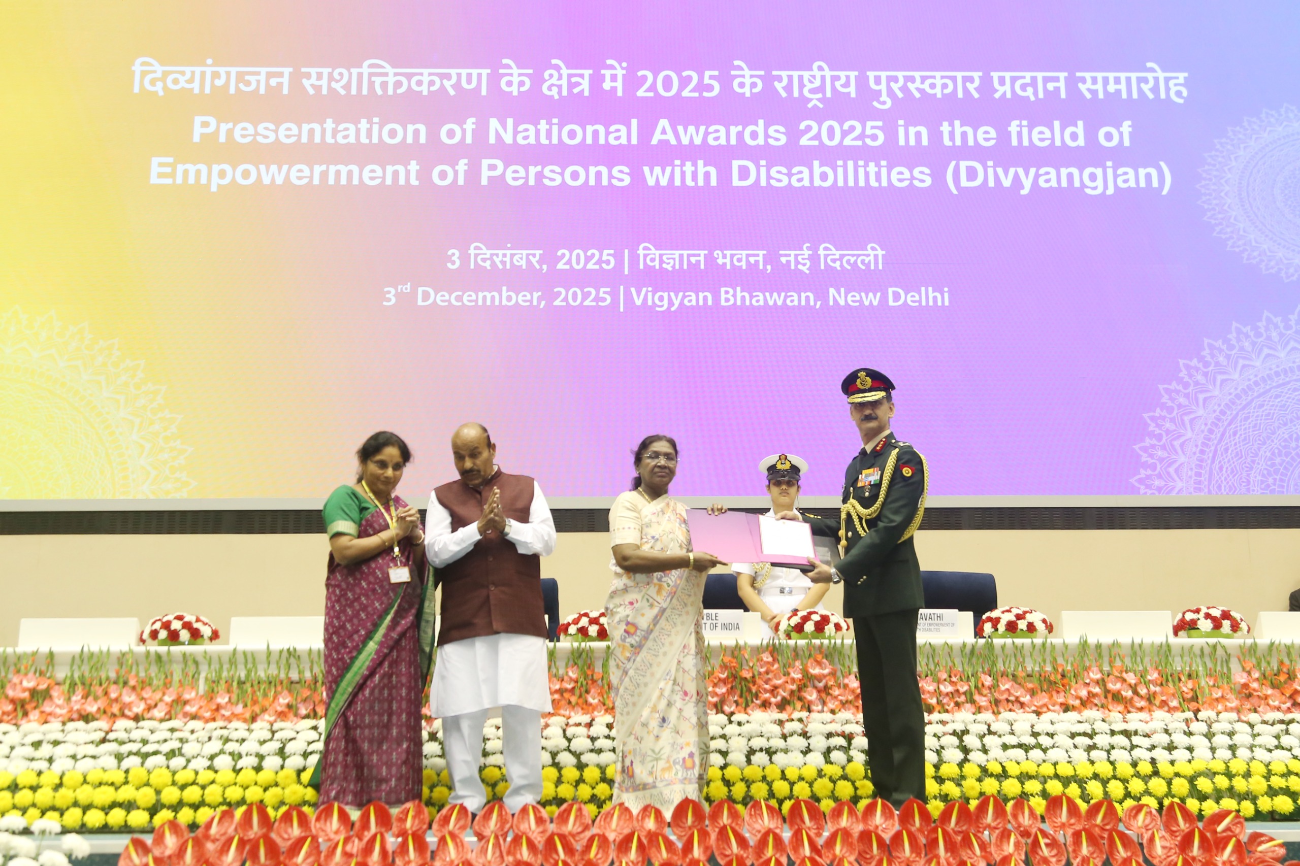The Hon’ble President of India, Smt. Droupadi Murmu, is presenting the award to the representative of the Army Welfare Education Society (AWES) in the Best Institution category for outstanding contribution in the field of inclusive education.