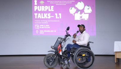 नई दिल्ली स्थित राष्ट्रीय समाज रक्षा संस्थान में आयोजित पर्पल टॉक में प्रतिभागी द्वारा प्रेजेंटेशन दिया जा रहा है।