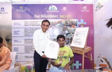 Secretary of the Department of Empowerment of Persons with Disabilities, Mr. Rajesh Aggarwal, is receiving a painting created by a Divyang artist.