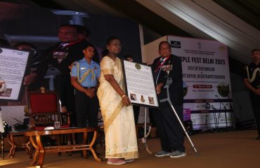 Hon’ble President Smt. Droupadi Murmu is being presented a replica of the gold medal by India's first Paralympic gold medalist, Shri Murlikant Petkar, during Purple Fest 2025 at Rashtrapati Bhavan.