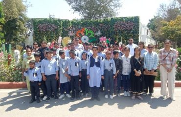 Divyang students are getting group photos clicked with their parents and teachers in the Amrit Udyan of Rashtrapati Bhavan.