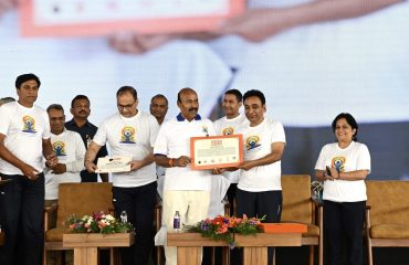 On the occasion of International Yoga Day at Kanha Shanti Vanam, Hon’ble Union Minister Dr. Virendra Kumar, Department Secretary Mr. Rajesh Aggarwal, and other officials are being honored for setting records in the Asia Book of Records and India Book of Records