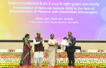 The Hon’ble President of India, Smt. Droupadi Murmu, is presenting the award to the representative of Pramila Katiyar Special Education Institute in the category of Best Organization Producing Rehabilitation Professionals