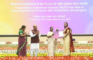 The Hon’ble President of India, Smt. Droupadi Murmu, is presenting the award to Megha Patangi in the Best Person with Disability category.