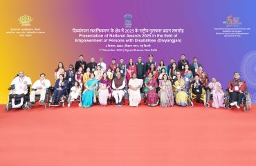 This is a group photograph in which, in the front row at the center, are seated the Hon’ble President of India, Smt. Droupadi Murmu; Union Minister for Social Justice and Empowerment, Dr. Virendra Kumar; Secretary, Department of Empowerment of Persons with Disabilities, Smt. V. Vidyavathi; Additional Secretary Smt. Manmeet Kaur Nanda; Joint Secretary Smt. Sumita Singh; Joint Secretary Ms. Debolina Thakur; and Deputy Director General Smt. Richa Shankar. In the second row are the National Awards 2025 awardees.