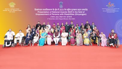 This is a group photograph in which, in the front row at the center, are seated the Hon’ble President of India, Smt. Droupadi Murmu; Union Minister for Social Justice and Empowerment, Dr. Virendra Kumar; Secretary, Department of Empowerment of Persons with Disabilities, Smt. V. Vidyavathi; Additional Secretary Smt. Manmeet Kaur Nanda; Joint Secretary Smt. Sumita Singh; Joint Secretary Ms. Debolina Thakur; and Deputy Director General Smt. Richa Shankar. In the second row are the National Awards 2025 awardees.