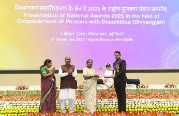 The Hon’ble President of India, Smt. Droupadi Murmu, is presenting the award to the representative of Rajkot District, Gujarat, in the Best District category for effective implementation of disability welfare schemes and creation of an accessible and inclusive environment.