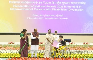 The Hon’ble President of India, Smt. Droupadi Murmu, is presenting the Best Boy Child Award under the Best Person with Disability category to Mohammad Yaseen