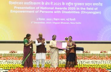 The Hon’ble President of India, Smt. Droupadi Murmu, is presenting the award to the representative of the Commissioner for Persons with Disabilities, Odisha, in the category of Successful Implementation of the RPwD Act and Outstanding Leadership.