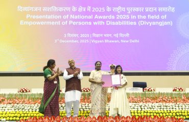 The Hon’ble President of India, Smt. Droupadi Murmu, is presenting the Best Girl Child Award under the Best Person with Disability category to Dhriti Pranay Ranka.