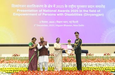 The Hon’ble President of India, Smt. Droupadi Murmu, is presenting the award to the representative of the Army Welfare Education Society (AWES) in the Best Institution category for outstanding contribution in the field of inclusive education.
