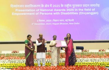 The Hon’ble President of India, Smt. Droupadi Murmu, is presenting the award to the representative of Vindhya E-Infomedia Private Limited in the Best Employer category