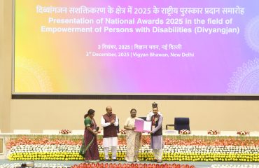 The Hon’ble President of India, Smt. Droupadi Murmu, is presenting the National Award to Pratik Madhav in the category of Best ResearchInnovationProduct Development