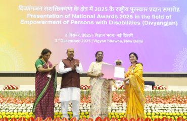 The Hon’ble President of India, Smt. Droupadi Murmu, is presenting the award to Dipali Sharma in the Best Person with Disability category