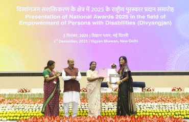The Hon’ble President of India, Smt. Droupadi Murmu, is presenting the award to Navneet Mann, Deputy Collector, Lunglei District Administration, in the Best District category for outstanding work in the effective implementation of the Accessible India Campaign and creation of a barrier-free environment.