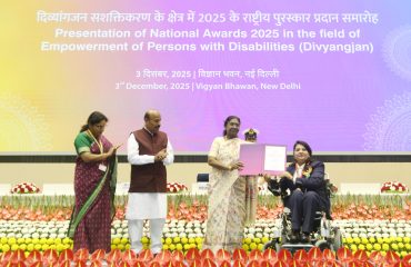 The Hon’ble President of India, Smt. Droupadi Murmu, is presenting the award to Pooja Garg in the Best Person with Disability category.