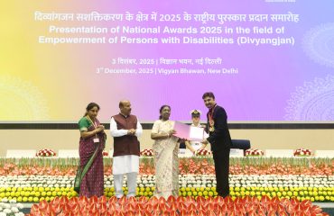 The Hon’ble President of India, Smt. Droupadi Murmu, is presenting the award to Rajiv Bhatt in the category of Best Individual Working for the Empowerment of Persons with Disabilities.