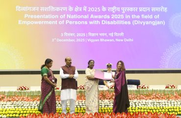 The Hon’ble President of India, Smt. Droupadi Murmu, is presenting the award to the representative of BarrierBreak Solutions Private Limited in the Accessible Information and Communication Technology category